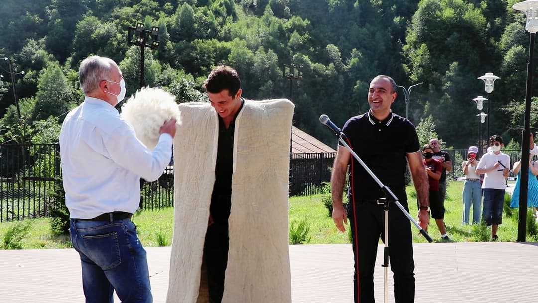 ლაშა ბექაურს 500 კვ.მ. მიწა, ყაბარდოული ჯიშის კვიცი და ნაბადი აჩუქეს, მისი სახელი კი ერთ-ერთი მწვერვალს დაერქმევა