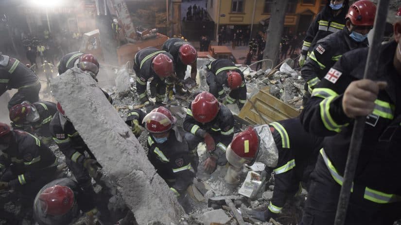 მაშველებმა ნანგრევებში ორი გარდაცვლილის ცხედარი იპოვეს