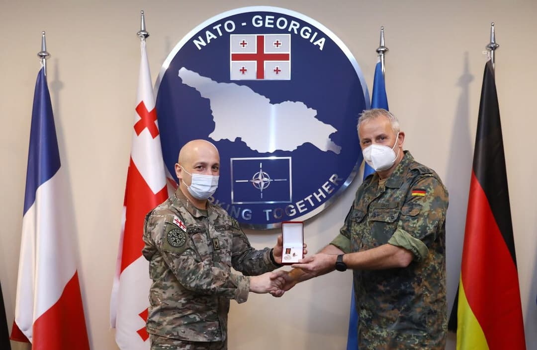 თავდაცვის ძალების მეთაურის მოადგილემ გერმანელი ექსპერტი დააჯილდოვა