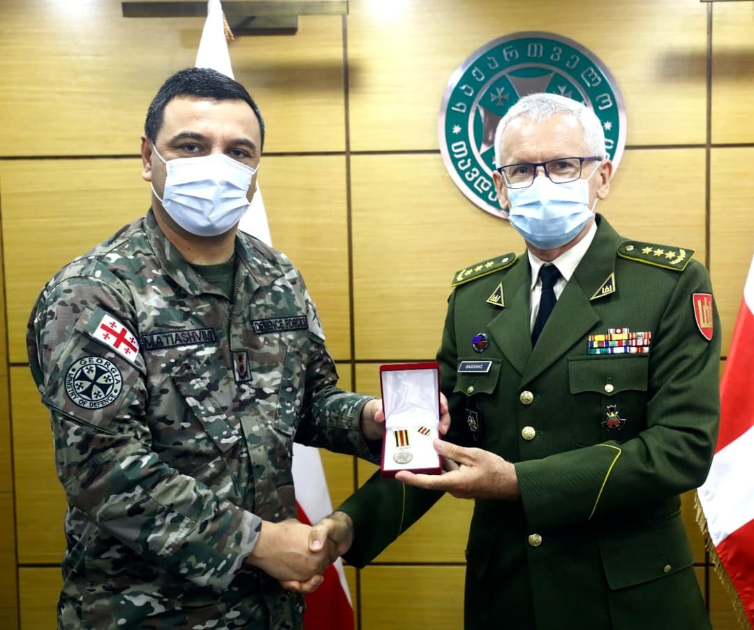 ნატოს ყოფილი მეკავშირე ოფიცერი უწყებრივი მედლით დააჯილდოვეს