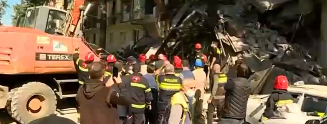 ბათუმში ნანგრევებში მოყოლილი ავტომობილიდან მოზარდი ამოიყვანეს