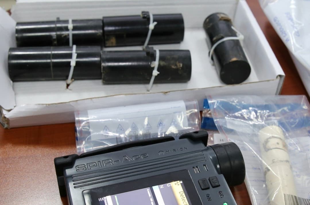 რადიოაქტიური ნივთიერებების უკანონო შეძენა-შენახვისა და 1,2 მლნ აშშ დოლარად გასაღების მცდელობის ფაქტზე სამი პირი დააკავეს