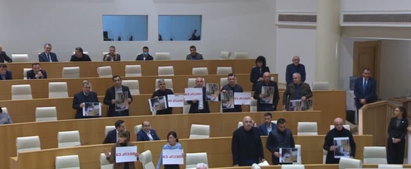 “ნაციონალური მოძრაობის” დეპუტატები რატი ბრეგაძეს საპროტესტო წარწერებით – “ნუ კლავთ” დახვდნენ