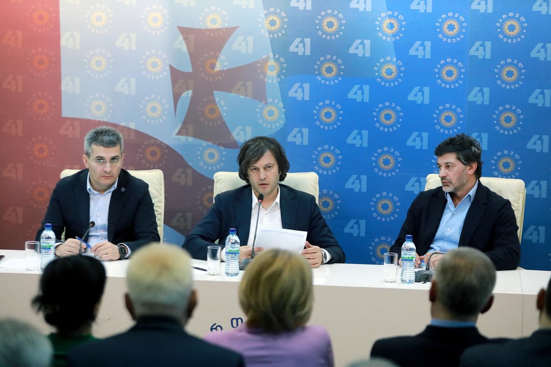 “ქართული ოცნების“ ცენტრალურ ოფისში საპარლამენტო უმრავლესობის სხდომა გაიმართა