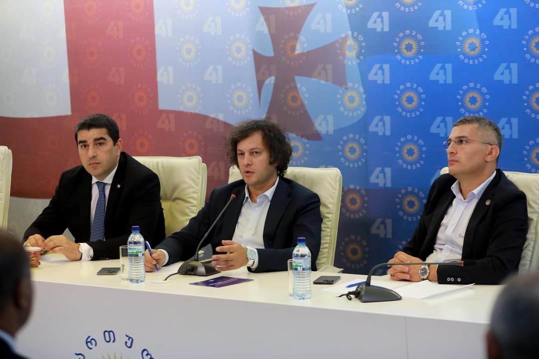 “ქართული ოცნების” ცენტრალურ ოფისში საპარლამენტო უმრავლესობის სხდომა გაიმართა