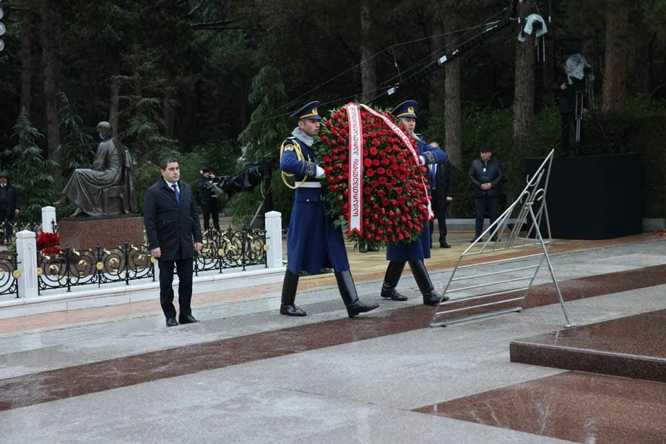შალვა პაპუაშვილმა ჰეიდარ ალიევის საფლავი და “მარადიული ცეცხლის“ მემორიალი გვირგვინით შეამკო