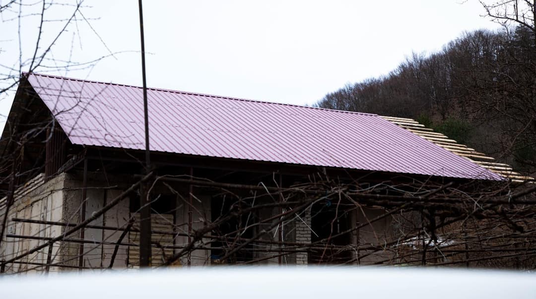 ონის მუნიციპალიტეტში ძლიერი ქარის შედეგად დაზიანებული საცხოვრებელი სახლების სახურავების რეაბილიტაცია მიმდინარეობს