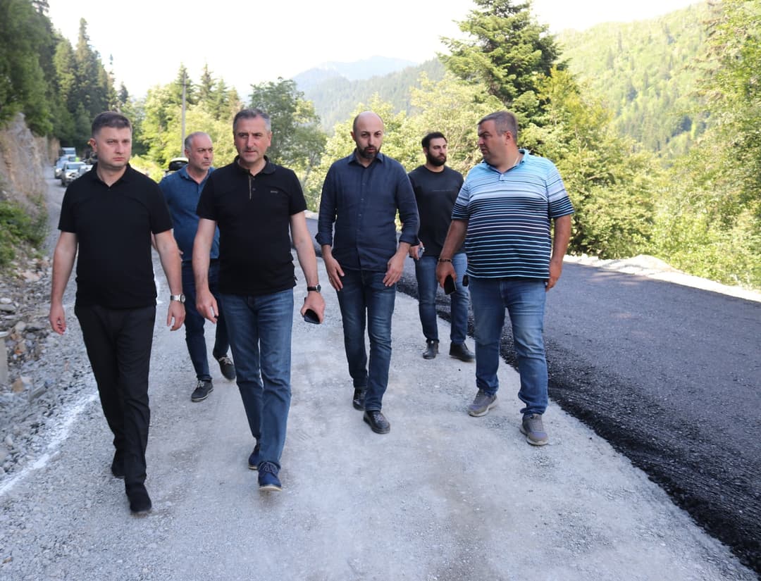 სახელმწიფო რწმუნებულმა ონის მუნიციპალიტეტში სტიქიის შედეგად დაზიანებული გზის აღდგენითი სამუშაოები დაათვალიერა