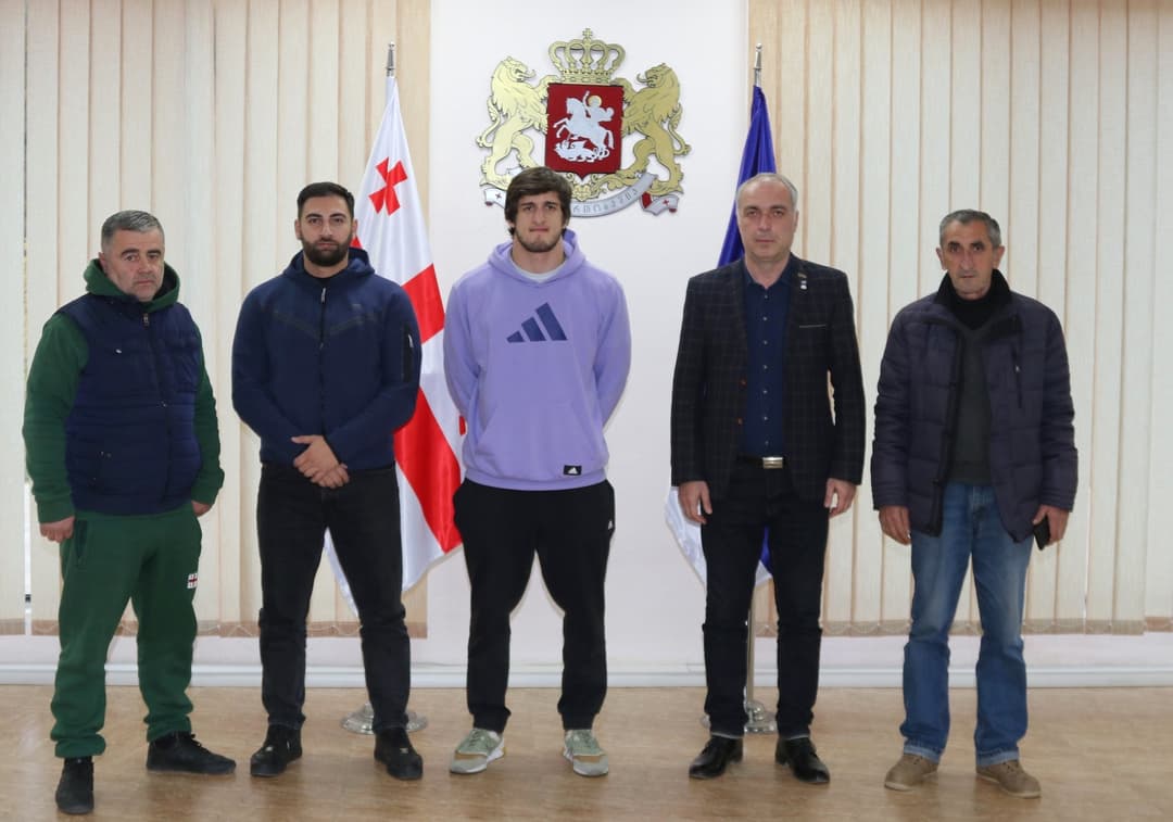 ონის მუნიციპალიტეტის მერიის მოადგილეები წარმატებულ სპორტსმენს შეხვდნენ