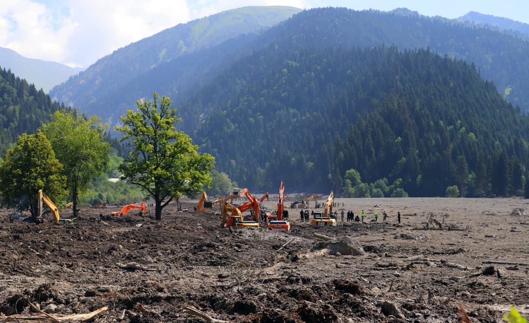 სტიქიის ზონაში საძიებო სამუშაოები 12 პირთან დაკავშირებით გრძელდება