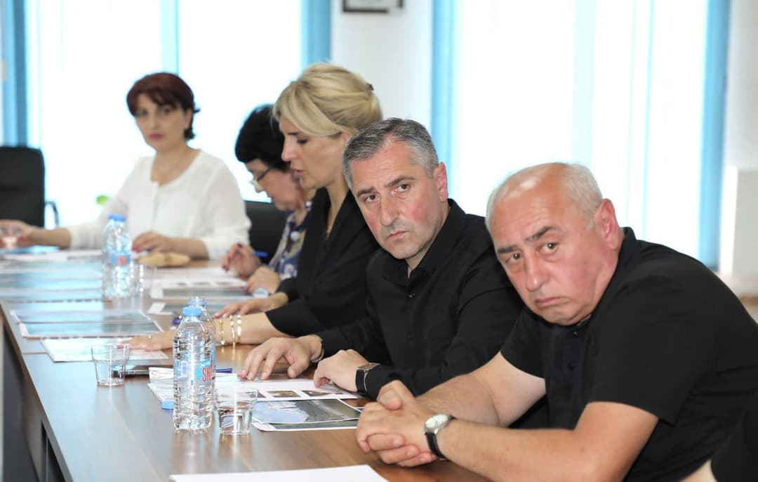ონის მუნიციპალიტეტის მერიაში, კურორტ შოვში მემორიალის აღმართვასთან დაკავშირებით შესული საპროექტო იდეების განხილვა გაიმართა