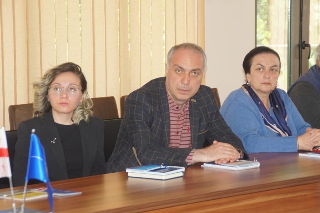 “საინფორმაციო ცენტრი ნატოსა და ევროკავშირის შესახებ“ რაჭა-ლეჩხუმ ქვემო სვანეთის წარმომადგენლები ონის მუნიციპალიტეტის მერიას სტუმრობდნენ