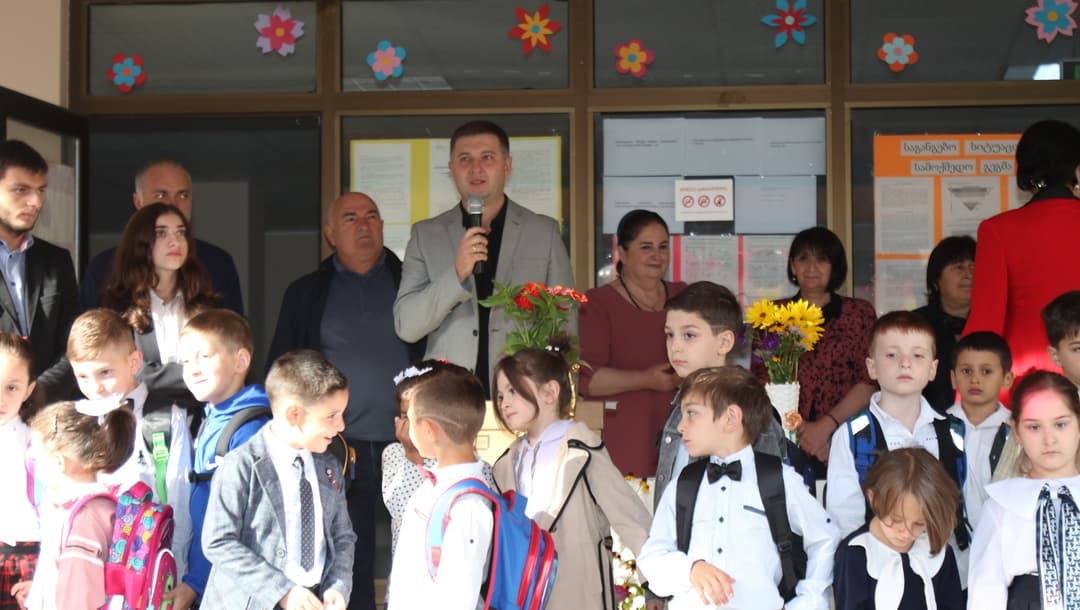 ონის მუნიციპალიტეტის მერმა პედაგოგებს, მოსწავლეებსა და მათ მშობლებს სასწავლო წლის დაწყება სიმონ სხირტლაძის სახელობის საჯარო სკოლიდან მიულოცა