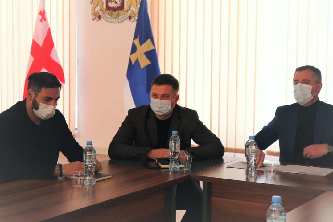 ონის მუნიციპალიტეტის მერიის სამსახურებთან სამუშაო შეხვედრა გაიმართა
