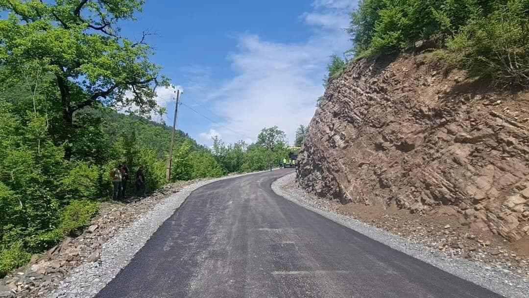 ონის მუნიციპალიტეტის სოფლებში საავტომობილო გზის სარეაბილიტაციო სამუშაოები მიმდინარეობს