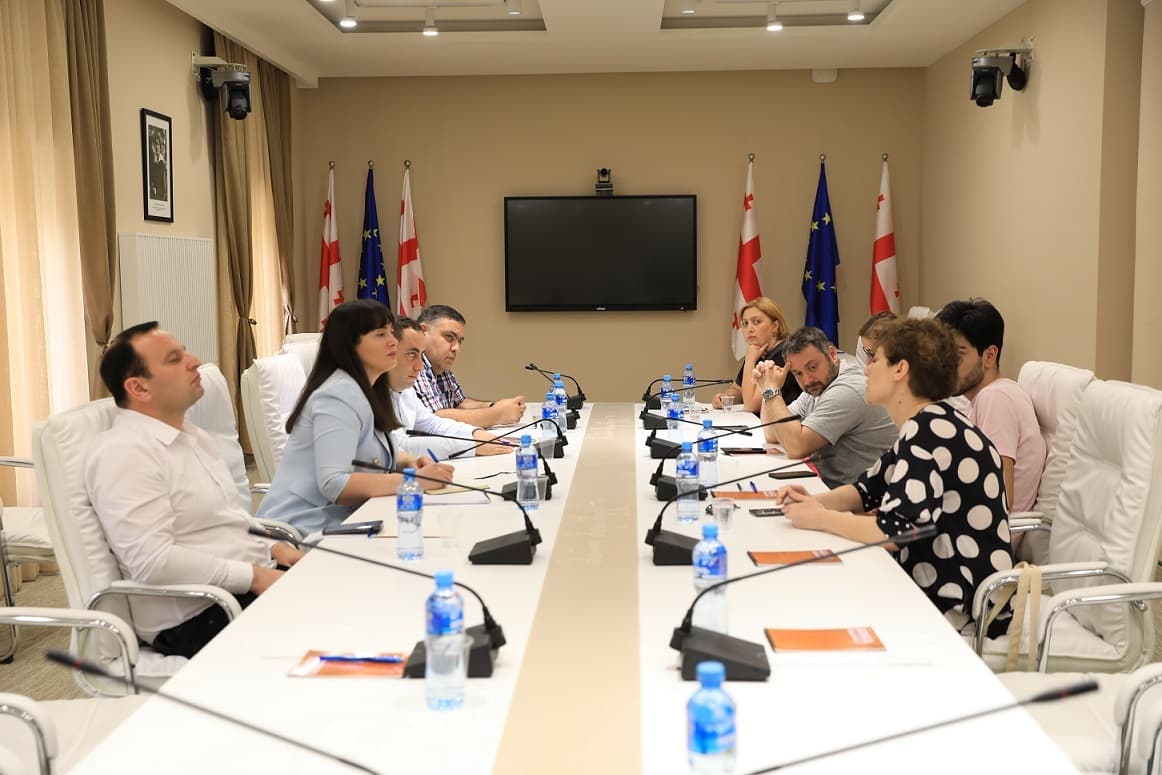 Frontnews image description