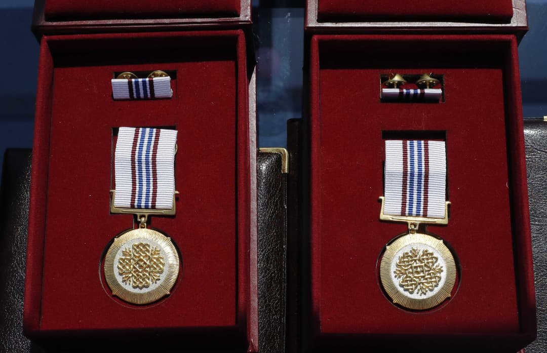 პოლიციელის დღეზე პრეზიდენტმა ღირსების მედლით პოლიციელები სალომე ჟღენტი და ალექსანდრე გულუა დააჯილდოვა