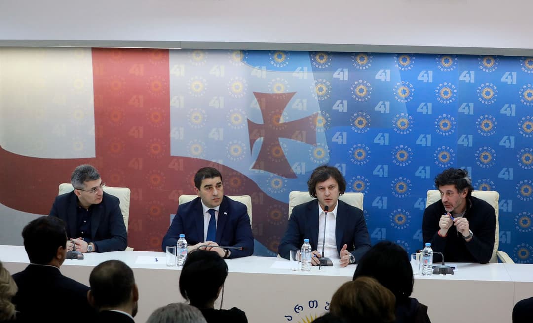 “ქართული ოცნების” ცენტრალურ ოფისში საპარლამენტო უმრავლესობის სხდომა გაიმართა