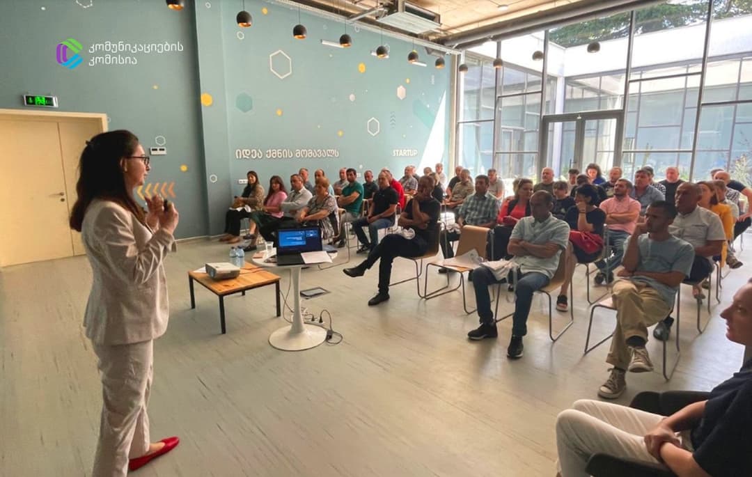 ComCom-მა და ქონების ეროვნულმა სააგენტომ ოზურგეთის მოსახლეობას ელექტრონული აუქციონის პლატფორმის გამოყენება ასწავლა