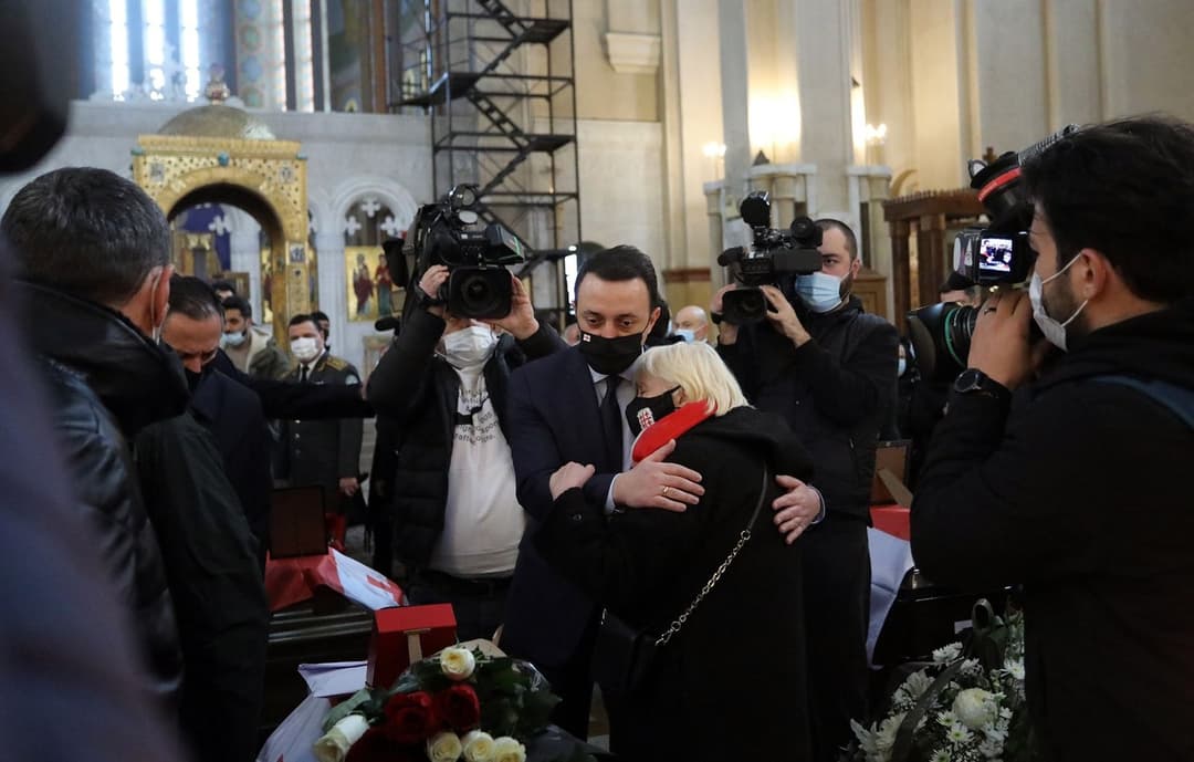 პრემიერ-მინისტრი მთავრობის წევრებთან ერთად აფხაზეთში შეიარაღებული მოქმედებების დროს დაღუპული პირების სამოქალაქო პანაშვიდს დაესწრო