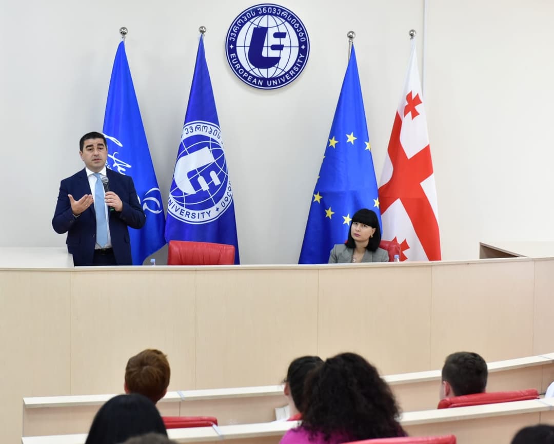 პარლამენტის თავმჯდომარე შალვა პაპუაშვილი “ევროპის უნივერსიტეტის“ სტუდენტებს შეხვდა