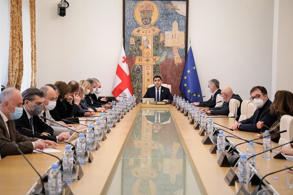 შალვა პაპუაშვილი უკრაინას ერთიანობის დღეს ულოცავს