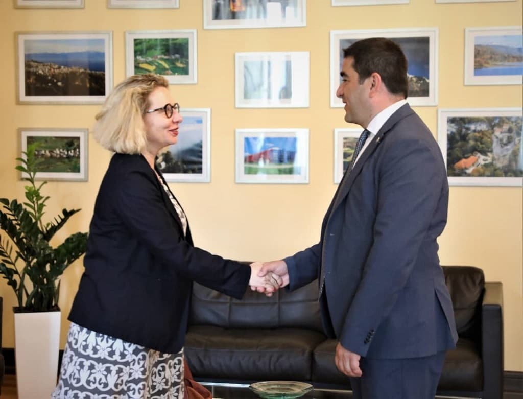 Frontnews image description