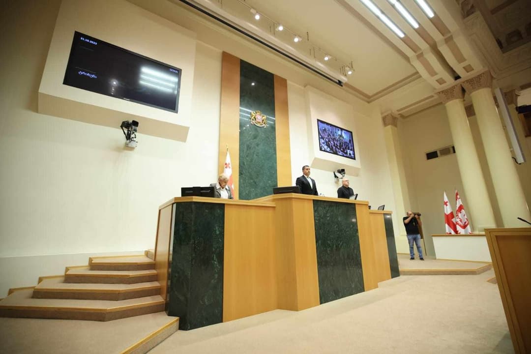 პარლამენტის პლენარულ სხდომაზე თენგიზ არჩვაძის ხსოვნას წუთიერი დუმილით პატივი მიაგეს