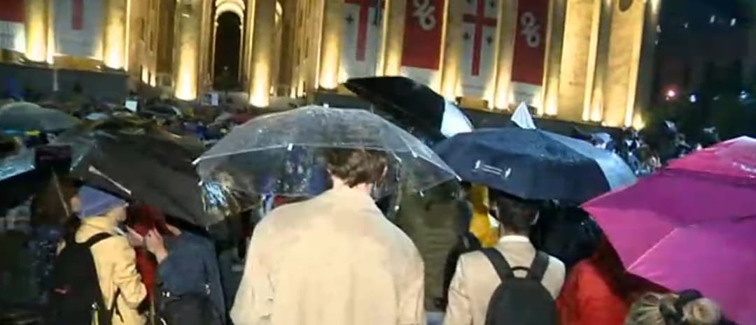 პარლამენტთან რუსეთ-საქართველოს შორის პირდაპირი ფრენების აღდგენას აპროტესტებენ