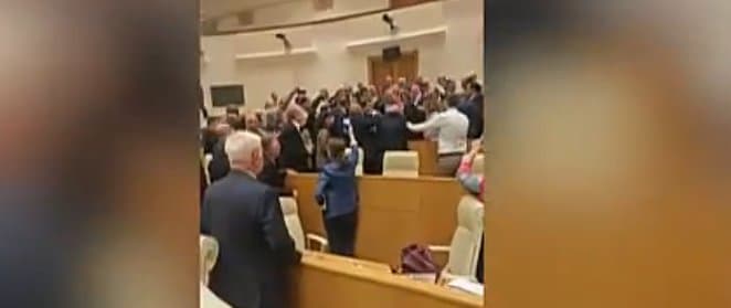 პარლამენტის სხდომათა დარბაზში ხმაური და დაპირისპირება იყო
