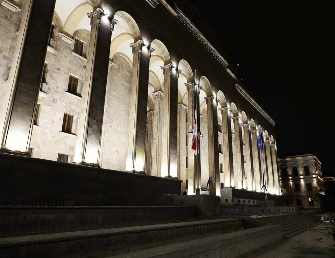 საბჭოთა ოკუპაციის დღესთან დაკავშირებით, პარლამენტის სასახლეზე სახელმწიფო დროშა დაეშვა