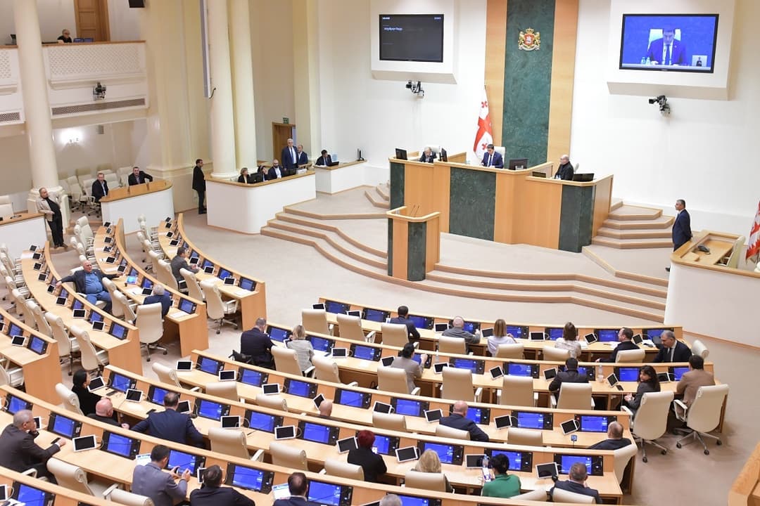 პარლამენტმა “შეკრებებისა და მანიფესტაციების შესახებ“ კანონპროექტი დაამტკიცა