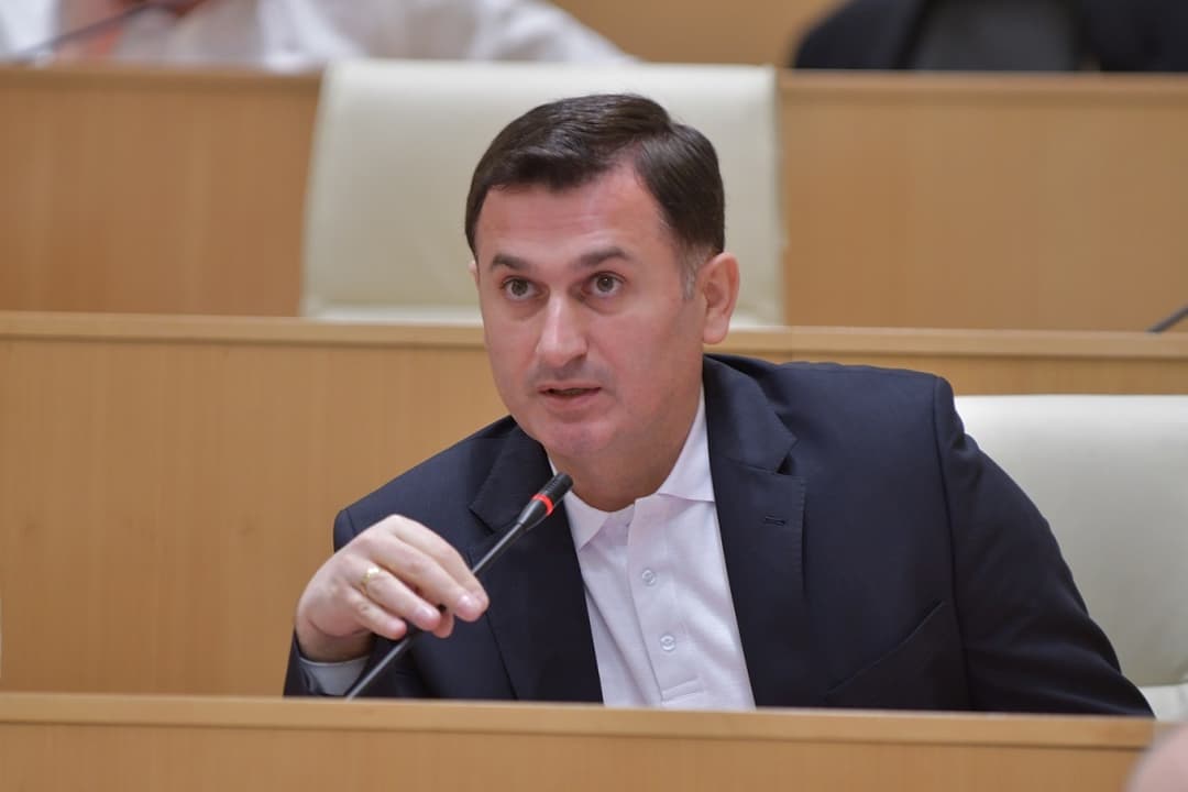 დავით კირკიტაძე – სასიხარულოა, რომ გუშინ იმ ქალაქებისა და მუნიციპალიტეტების რიგს შეუერთდა ზუგდიდი, სადაც „ქართული ოცნების“ ერთპარტიული მმართველობა დასრულდა