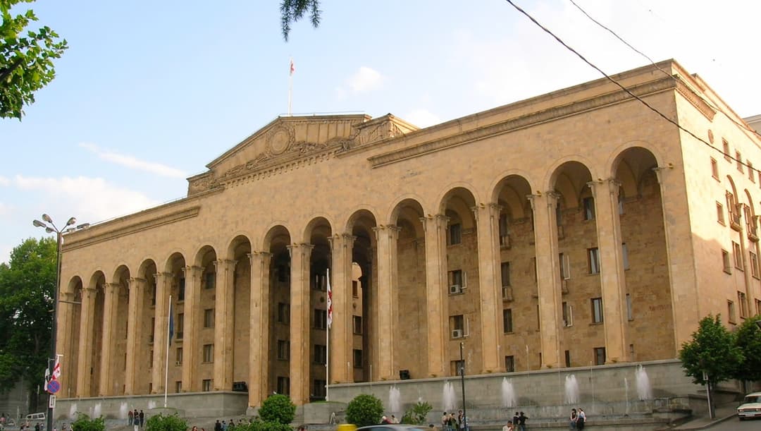 პარლამენტში უსაფრთხოების ყვითელი დონე მოქმედებს