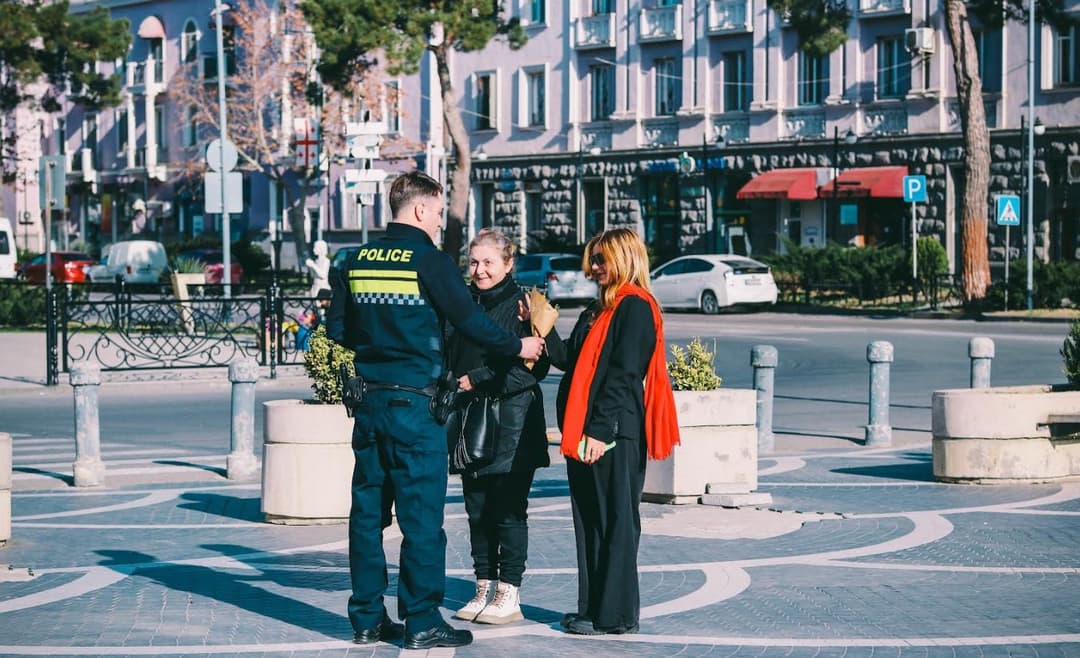 საპატრულო პოლიციის თანამშრომლებმა ქალბატონებს 8 მარტი მიულოცეს