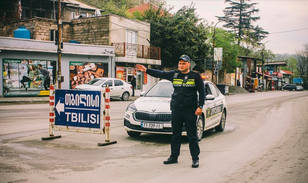 შსს – საპატრულო ეკიპაჟების მიერ ავტოტრანსპორტის გატარების უზრუნველყოფა ხდება საგზაო დეპარტამენტის მიერ დაწესებული რეჟიმის მიხედვით