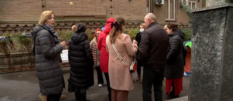 განათლების სამინისტროსთან პედაგოგების აქცია იმართება