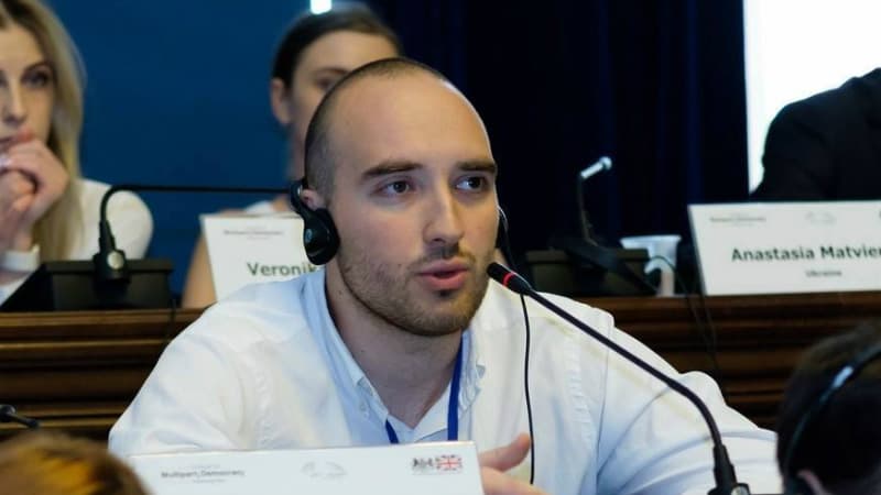 Frontnews image description