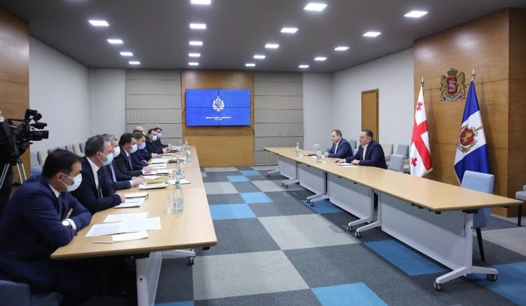 ვახტანგ გომელაურმა რეგიონების პოლიციის დეპარტამენტების ხელმძღვანელებთან სამუშაო თათბირი ჩაატარა