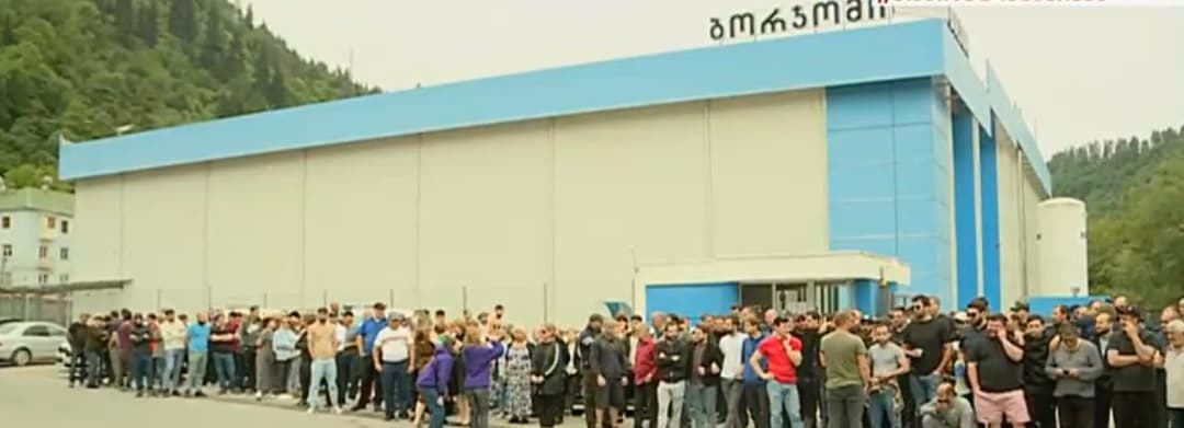 “ბორჯომის” გაფიცულმა თანამშრომლებმა ორივე ჩამომსხმელი ქარხნის სრული პიკეტირება დაიწყეს