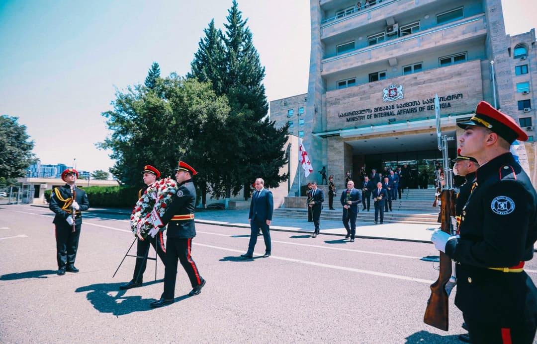 საქართველოს ერთიანობისთვის დაღუპული პოლიციელების მემორიალი გვირგვინით შეამკეს