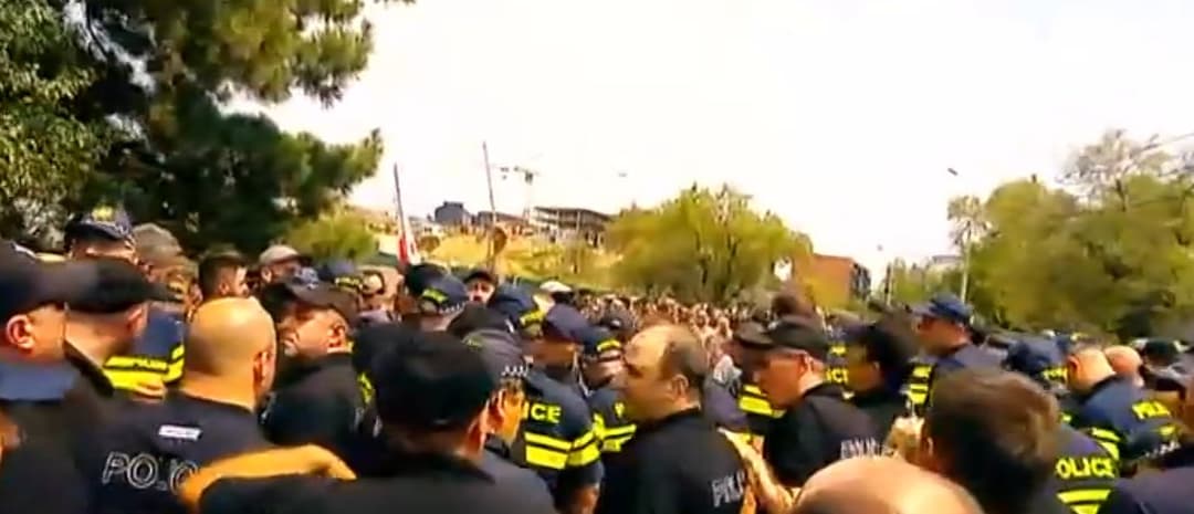 “პრაიდის ფესტივალის“ მოწინააღმდეგეებმა პოლიციის კორდონი გაარღვიეს და იმ ტერიტორიისკენ მიდიან, სადაც ფესტივალი უნდა ჩატარდეს