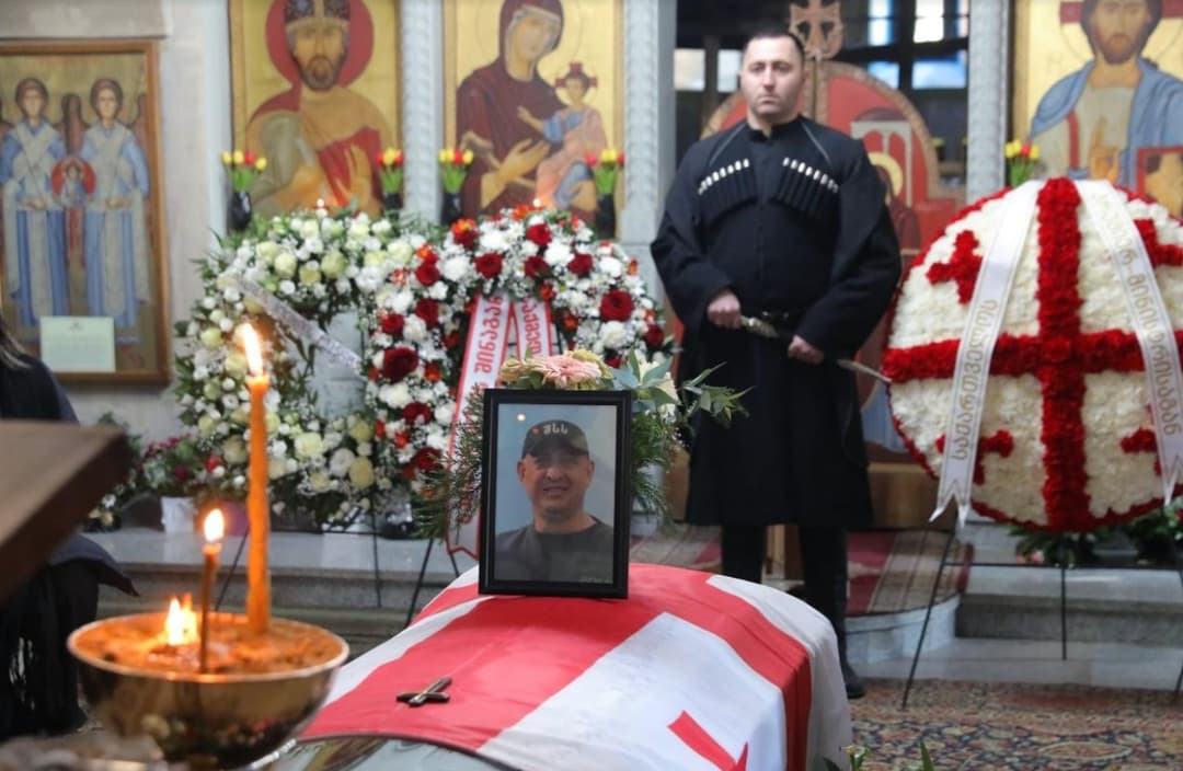 ვახტანგ გომელაური დაღუპული პოლიციელის სამოქალაქო პანაშვიდს დაესწრო