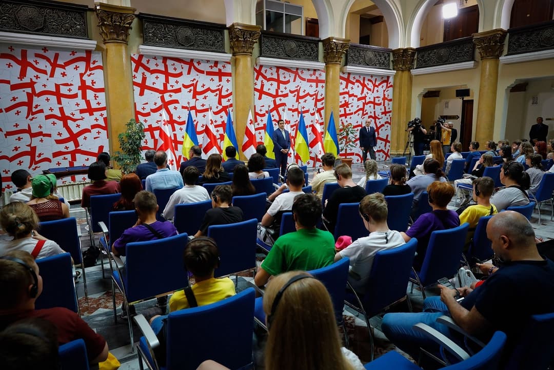 შალვა პაპუაშვილი – მიხარია, რომ გვაქვს პატივი, მიგიღოთ პარლამენტში და ამ რთულ პერიოდში, რასაც უკრაინა გადის, გაჩვენოთ ჩვენი მეგობრობა