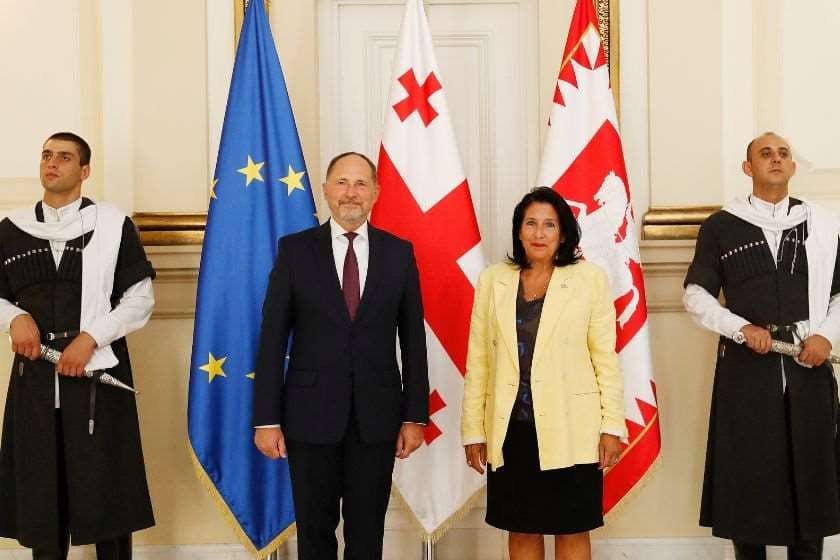 ევროკავშირის ელჩმა სალომე ზურაბიშვილს რწმუნებათა სიგელები გადასცა