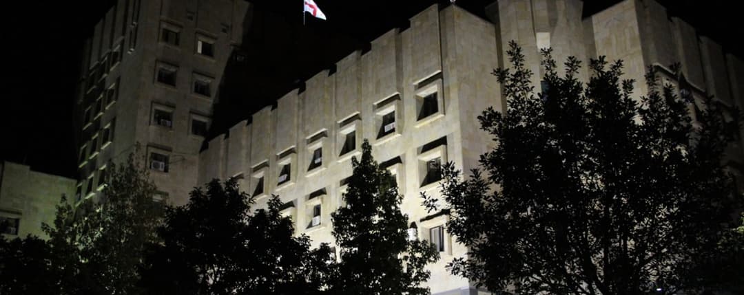 დიდი ოდენობით საბიუჯეტო თანხების მითვისების ფაქტზე ერთი პირი დააკავეს