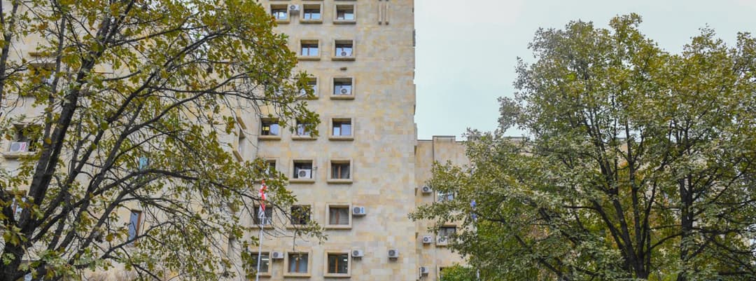 თელავში მეუღლის მიმართ დამამძიმებელ გარემოებაში ჩადენილი განზრახ მკვლელობის ფაქტზე დაკავებულს ბრალდება წარედგინა