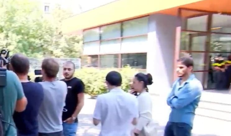 მედიის წარმომადგენლები მთავარ პროკურატურასთან აქციას მართავენ