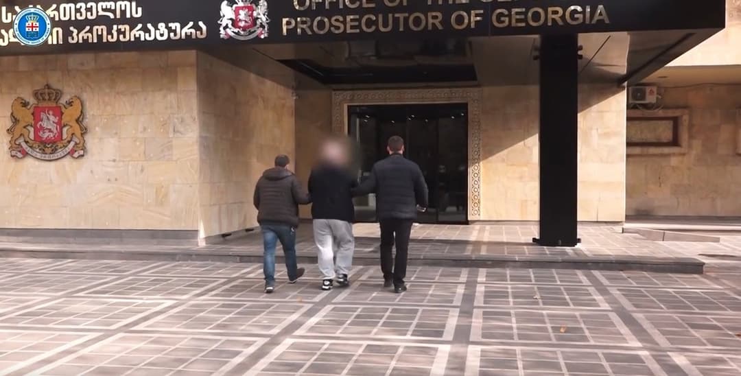დიდი ოდენობით ქრთამის აღებისა და ჯგუფურად ჩადენილი უკანონო შემოსავლის ლეგალიზაციის ფაქტზე ორი პირი დააკავეს