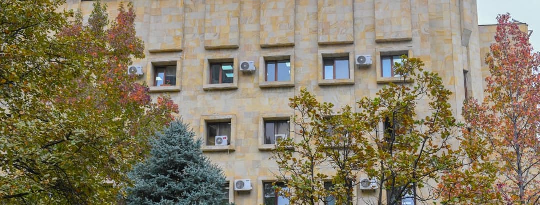 ექსპერტს, რომელმაც სამხარაულის ექსპერტიზიდან დიდი ოდენობით თანხა და ტექნიკა მიითვისა, 7-წლიანი პატიმრობა მიესაჯა